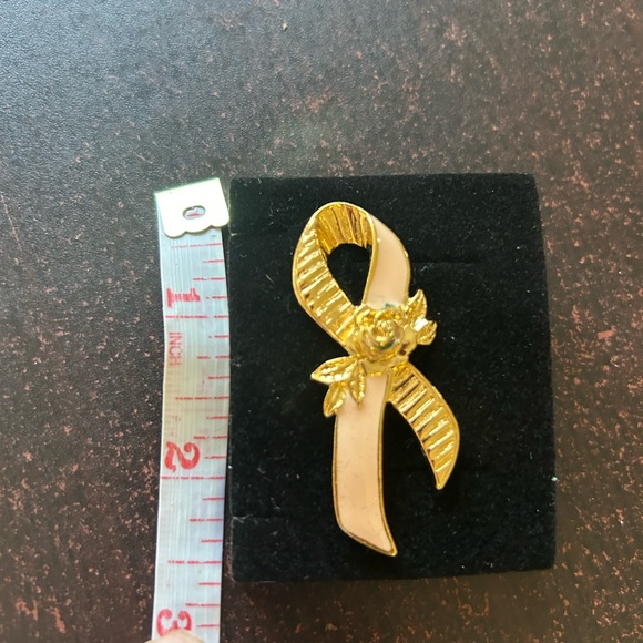 Avon Brooch. NEW. Gold Tone - Picture 5 of 5